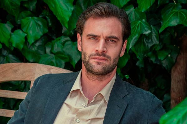 David Ferguson en Behind Her Eyes