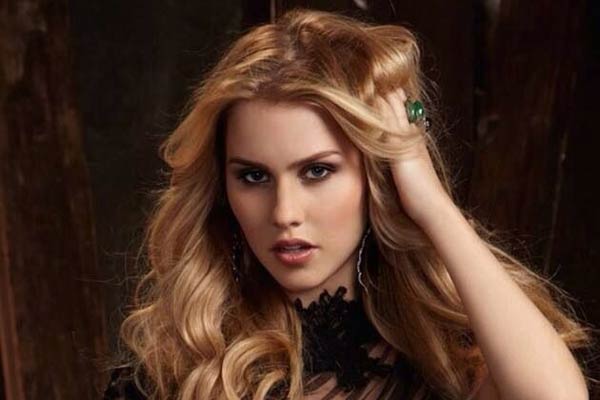 Rebekah em The Vampire Diaries