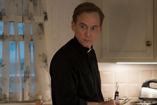 Father Dan Hastings em Mare of Easttown