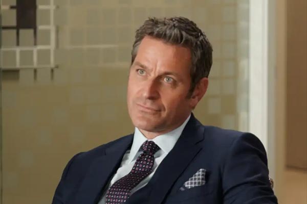 Charles Brooks dans Younger