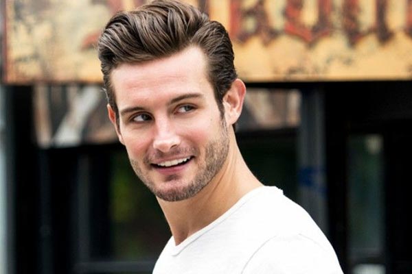 Josh dans Younger