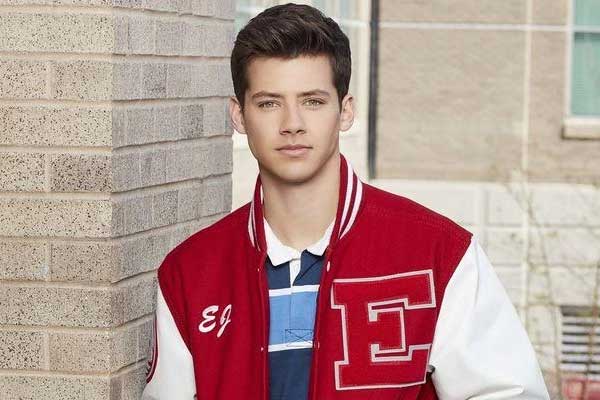 EJ dans High School Musical: The Musical - The Series