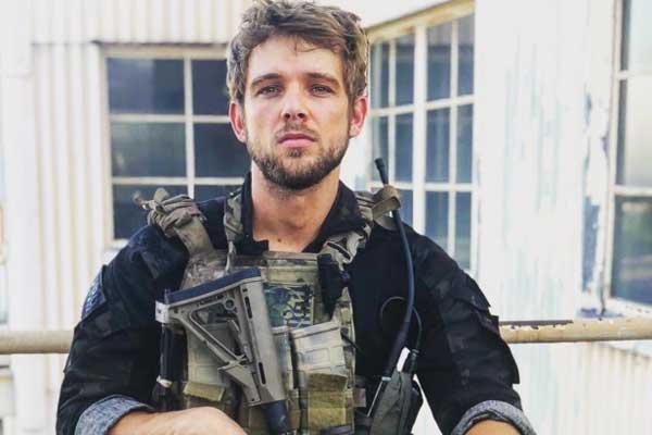 Clay Spenser en SEAL Team