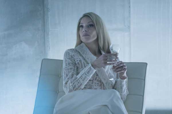 Miriam Bancroft dans Altered Carbon