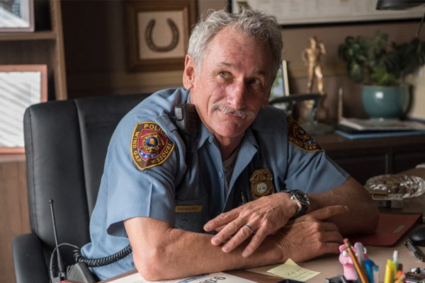Bill Vickery dans Sharp Objects