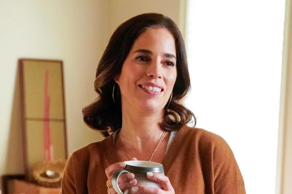 Isabel Salazar em Love, Victor