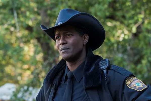 Sheriff Mike Thompson aus Resident Alien