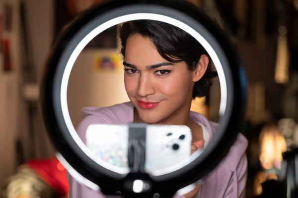Marco Mejia dans Glamorous