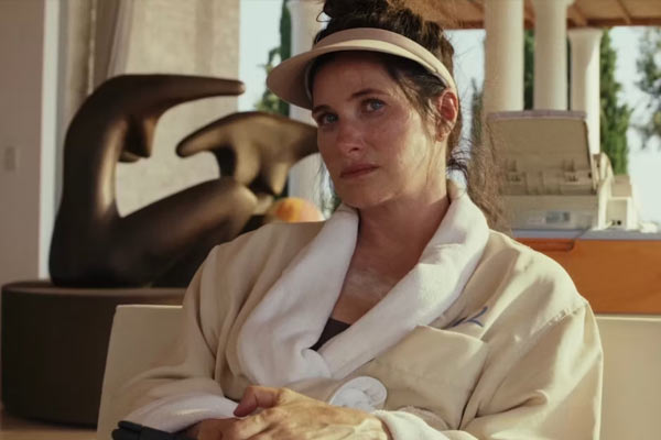Claire em Glass Onion