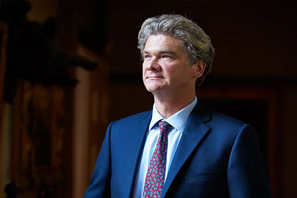 Julian Fawcett MP en Ghosts