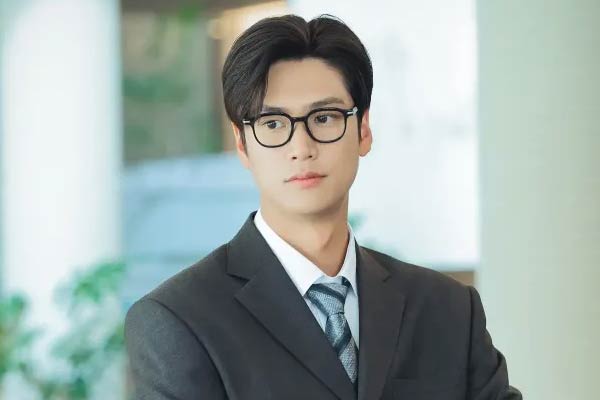 Yoo Ji-Hyeok dans Marry My Husband