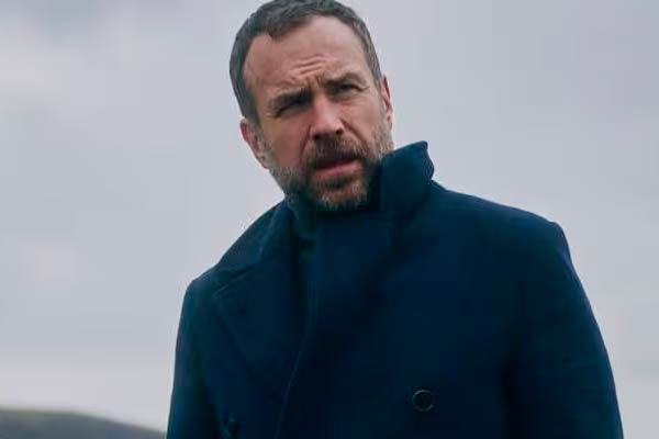 Detective Eric Bull em Under Salt Marsh