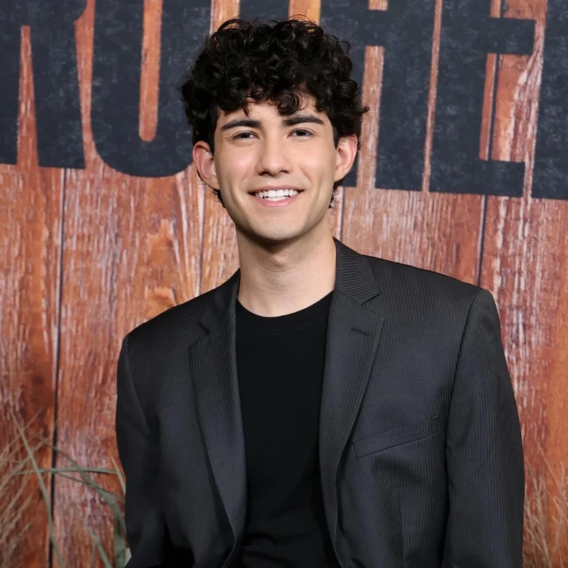Nolan Almeida als Wyatt in Brothers