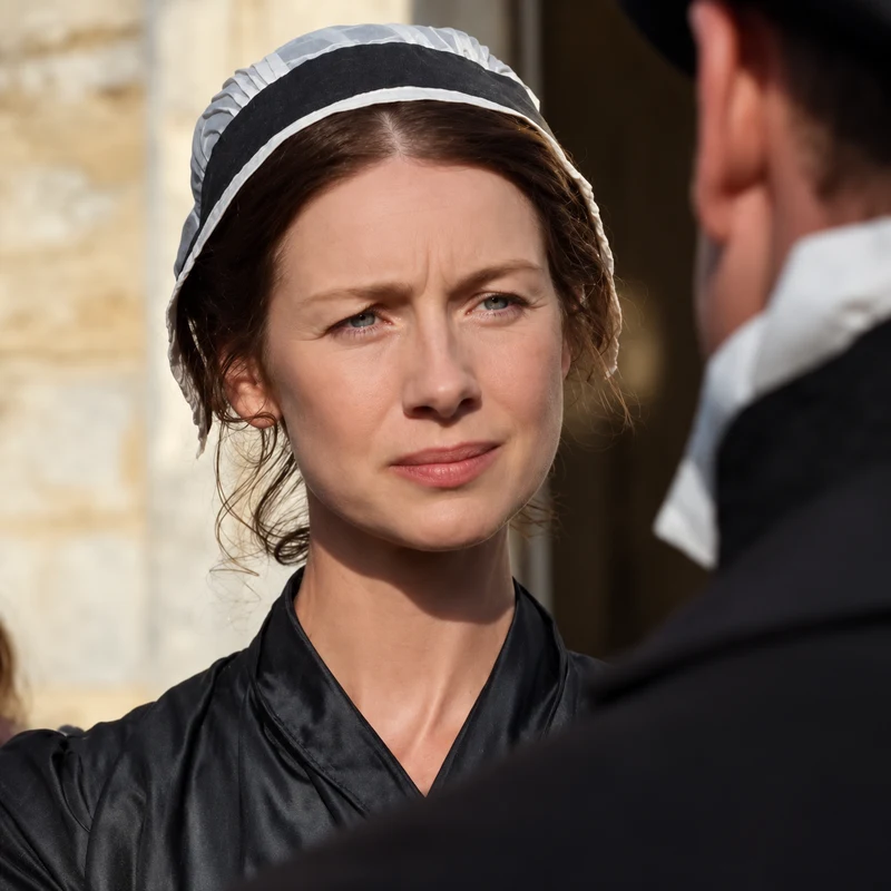 Caitríona Balfe como Mrs. Dashwood em Razão e Sensibilidade