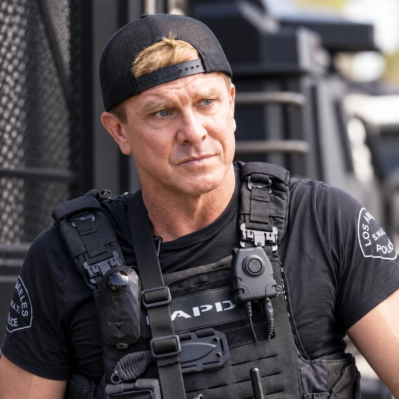 Kenny Johnson como Officer Dominique Luca en S.W.A.T.