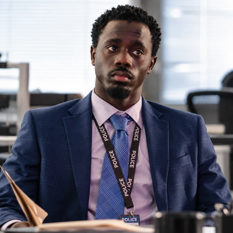 Tijan Sarr como DC Jason Kennedy en El club del crimen de Marlow