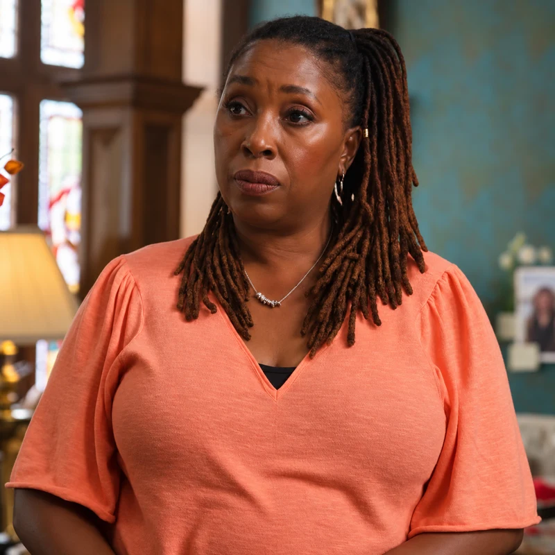 Jo Martin como Suzie Harris en El club del crimen de Marlow