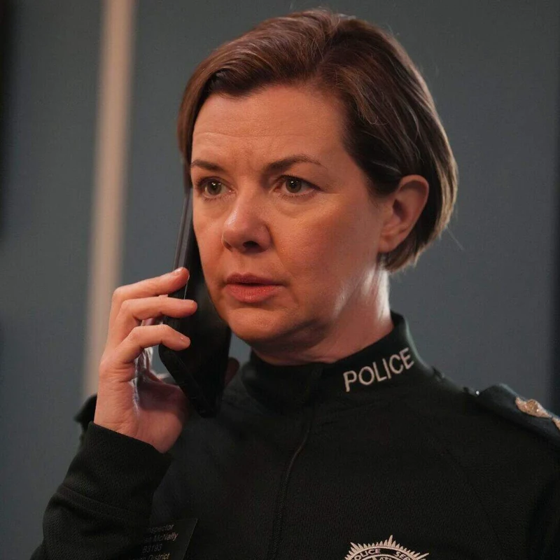 Joanne Crawford como Helen McNally em Blue Lights