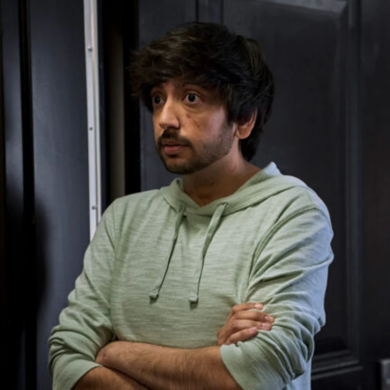 Nik Dodani dans le rôle de Vikram Malhotra dans Cupertino