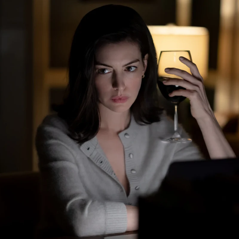 Anne Hathaway como Verity Crawford en Verity