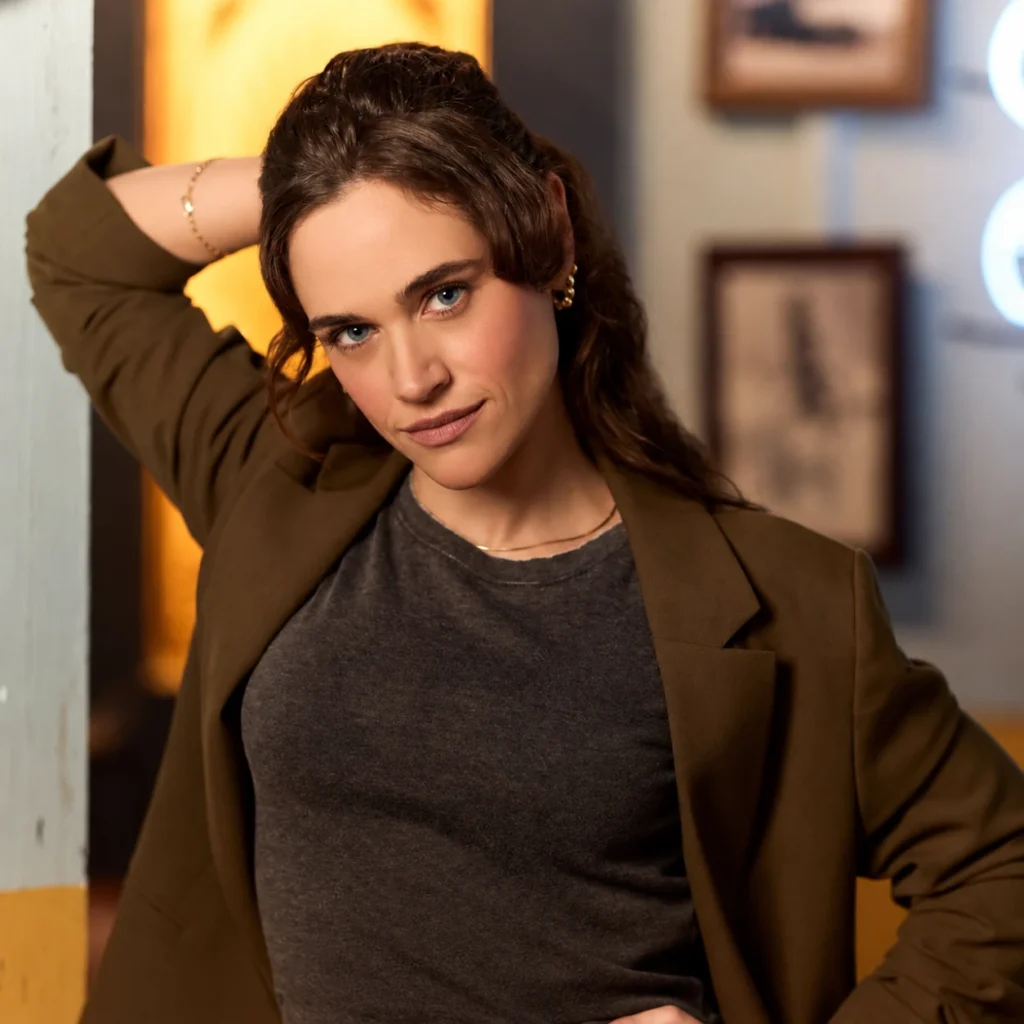 Bevin Bru dans le rôle de Detective Melody 'Mel' Abreu dans R.J. Decker