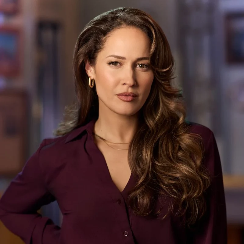 Jaina Lee Ortiz dans le rôle de Emilia 'Emi' Ochoa dans R.J. Decker