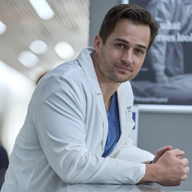 Jon-Michael Ecker dans le rôle de Dr. Jake Heller dans Doc