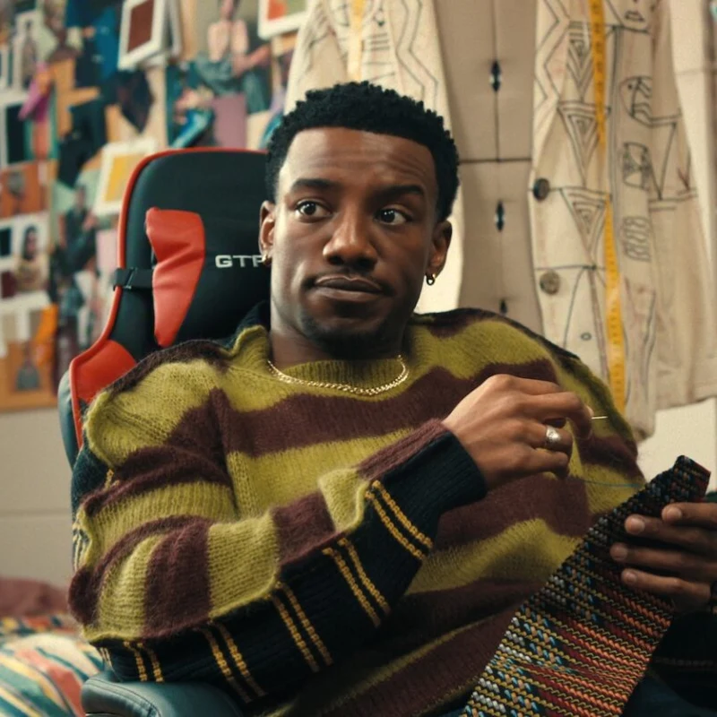 Chibuikem Uche como Kojo Achebe en Un mundo diferente