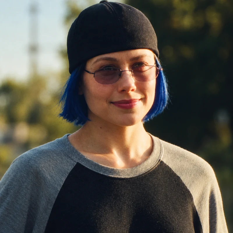 Phoebe Bridgers como Del em Primetime