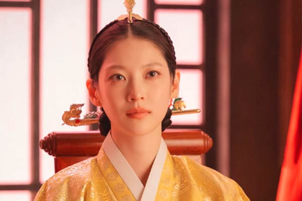 Queen Dowager Yoon Yi-rang aus Perfect Crown