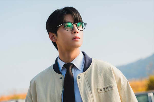 Lee Un-jeong in The Wonderfools