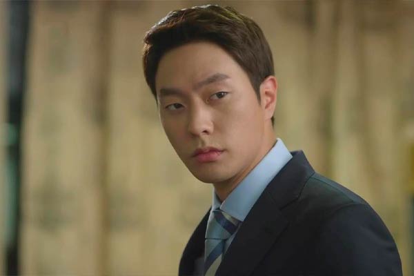 Lee Yun Seong in Cinderella and the Four Knights