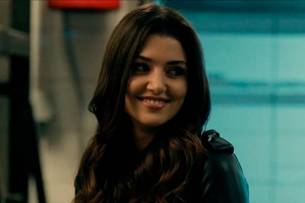 Müjde Akay in Halka