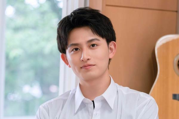 Iwasaki Shun in Popular Serizawa Acts Weird around Me