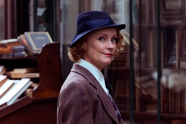 Mrs Calthrop dans Bookish
