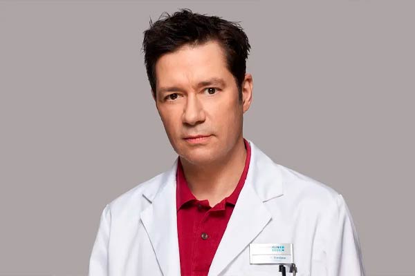 Dr. Philipp Brentano dans In All Friendship