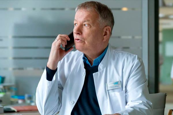 Dr. Roland Heilmann dans In All Friendship